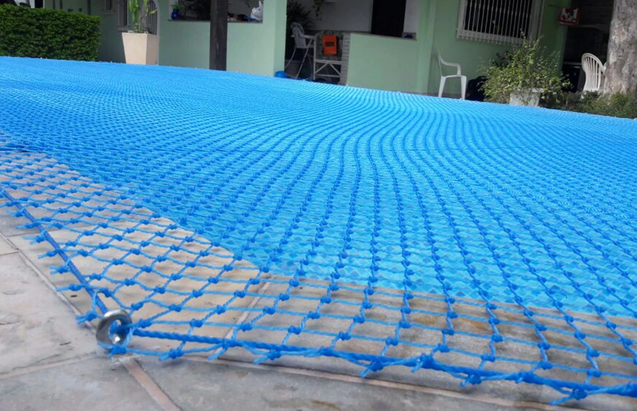 Piscina coberta por rede de proteção azul
