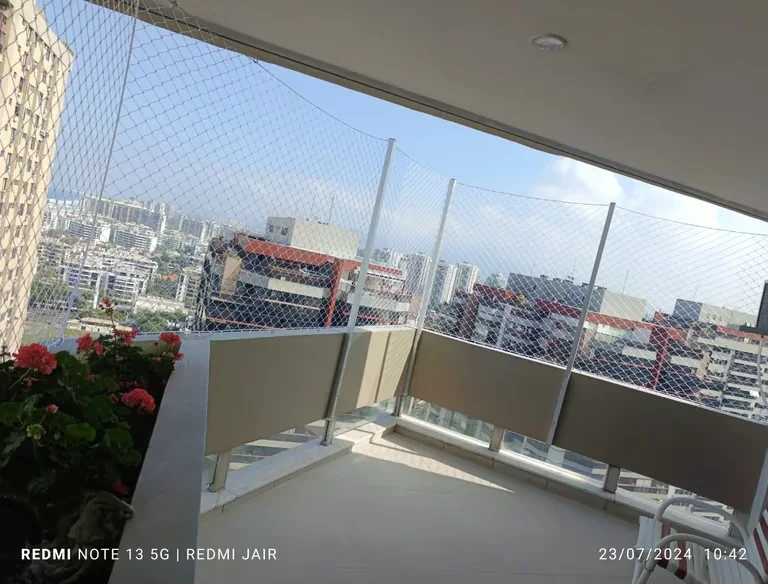 Cobertura residencial com redes de proteção