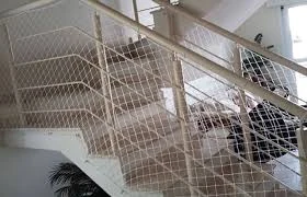 Rede de proteção instalada ao longo de escada residencial