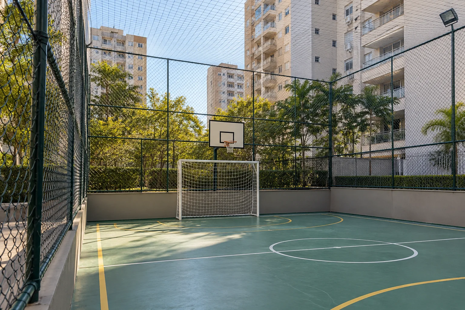 Quadra de condomínio com rede de proteção